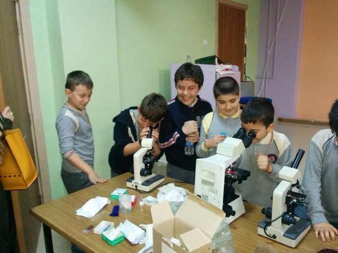rizede-ogrenciler,-mikroskobik-canlilari-inceledi-(6).jpg