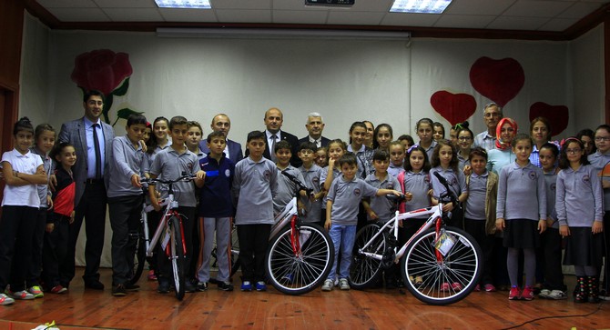 rizede-ogrencilere-bisiklet-dagitildi-(8).jpg