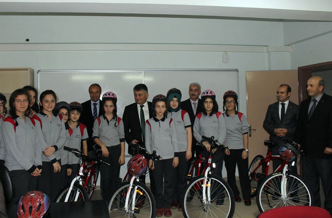 rizede-ogrencilere-bisiklet-dagitimina-devam-ediliyor-(1).jpg
