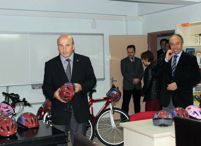 rizede-ogrencilere-bisiklet-dagitimina-devam-ediliyor-(4).jpg