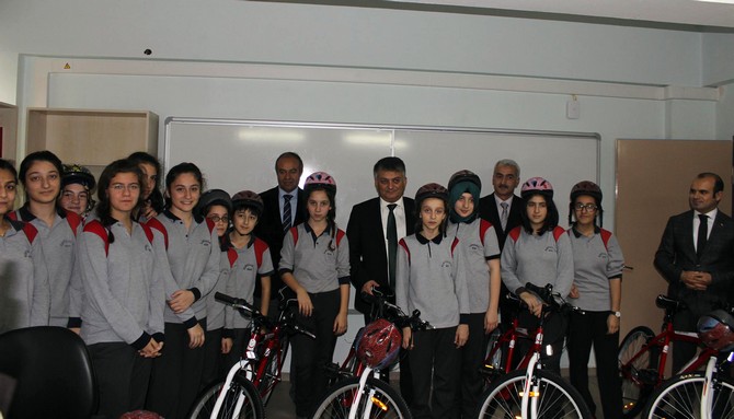 rizede-ogrencilere-bisiklet-dagitimina-devam-ediliyor-(5).jpg