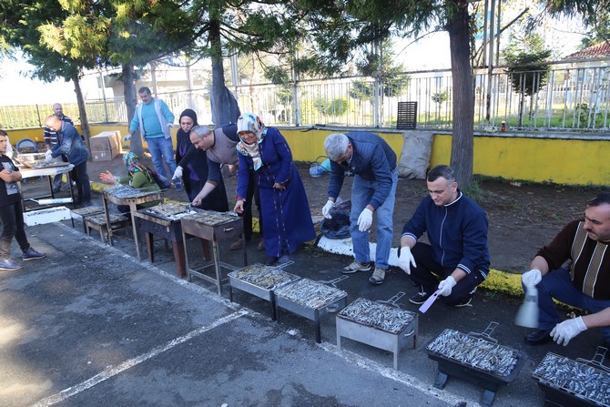 rizede-ogrencilere-hamsi-soleni-duzenlendi-(4).jpg