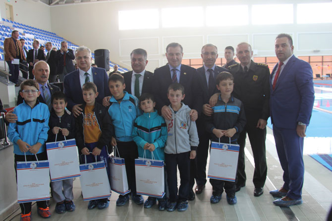 rizede-ogrencilere-yuzme-egitimi-veriliyor-001.jpg rizede-ogrencilere-yuzme-egitimi-veriliyor-001.jpg