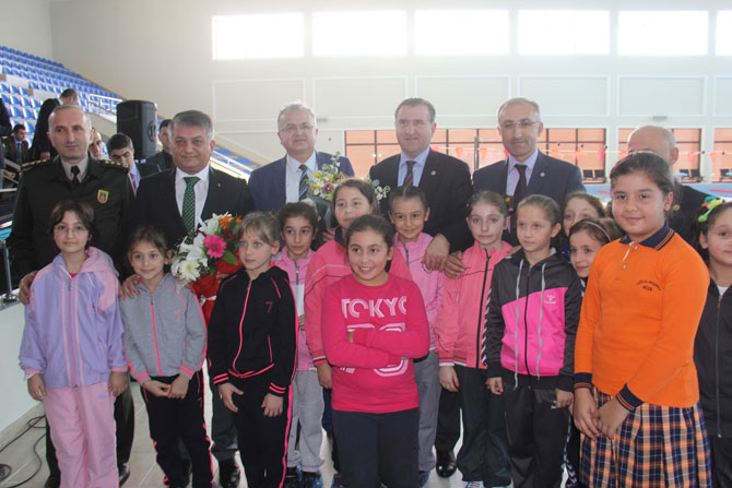 rizede-ogrencilere-yuzme-egitimi-veriliyor.jpg rizede-ogrencilere-yuzme-egitimi-veriliyor.jpg