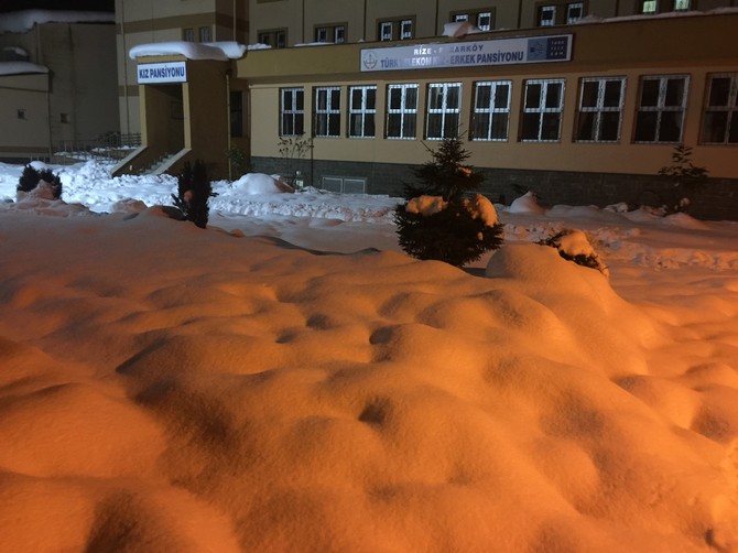 rizede-okul-bahceleri-karla-kapli-(10).jpg