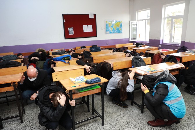 rizede-okullarda-deprem-tatbikati-duzenlendi-3.jpg