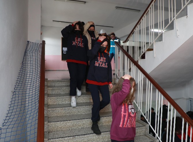 rizede-okullarda-deprem-tatbikati-duzenlendi-5.jpg