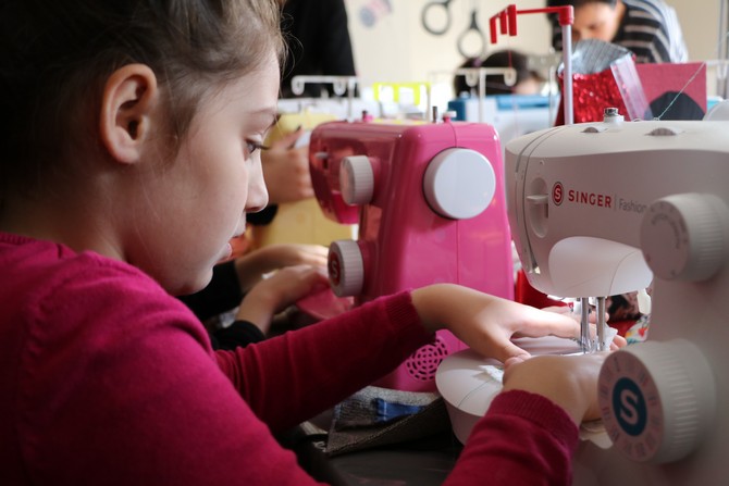 rizede-okullarin-ara-tatil-donemine-girmesiyle-birlikte-ilkokul-ogrencileri-icin-acilan-dikis-kursu-yogun-ilgi-goruyor-3.jpg