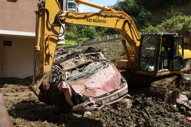rizede-onceki-gun-bogaz-mahallesinde-siddetli-yagis-nedeniyle-bir-sitenin-istinat-duvarinin-cokmesi-sonucu-4-arac-toprak-altinda-kaldi-(1).jpg