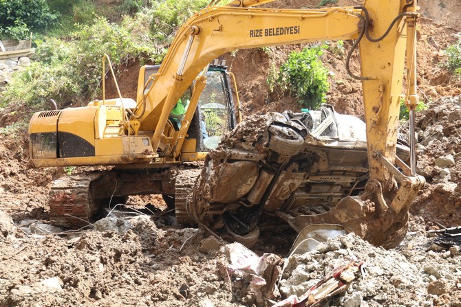 rizede-onceki-gun-bogaz-mahallesinde-siddetli-yagis-nedeniyle-bir-sitenin-istinat-duvarinin-cokmesi-sonucu-4-arac-toprak-altinda-kaldi-(11).jpg