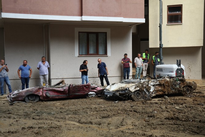 rizede-onceki-gun-bogaz-mahallesinde-siddetli-yagis-nedeniyle-bir-sitenin-istinat-duvarinin-cokmesi-sonucu-4-arac-toprak-altinda-kaldi-(4).jpg