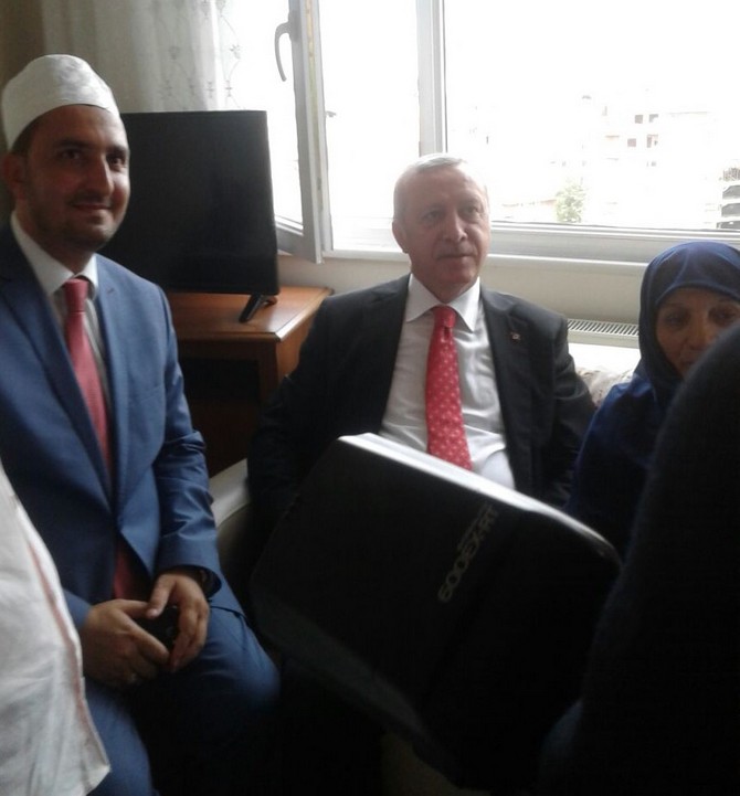 rizede-osman-karavinin-ailesine-taziye-ziyaretinde-bulunan-cumhurbaskani-erdogan,-yasin-i-serif-okudu-(1).jpg