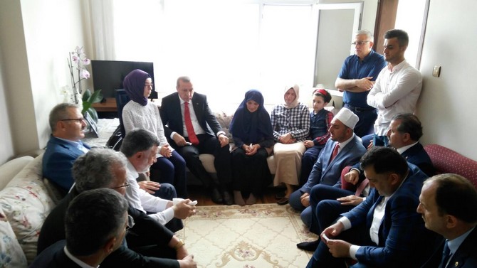 rizede-osman-karavinin-ailesine-taziye-ziyaretinde-bulunan-cumhurbaskani-erdogan,-yasin-i-serif-okudu-(10).jpg