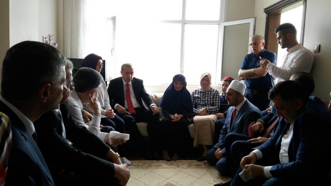 rizede-osman-karavinin-ailesine-taziye-ziyaretinde-bulunan-cumhurbaskani-erdogan,-yasin-i-serif-okudu-(2).jpg