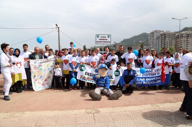 rizede-otizmde-farkindalik-olusturmak-amaciyla-yuruyus-duzenlendi-(1).jpg