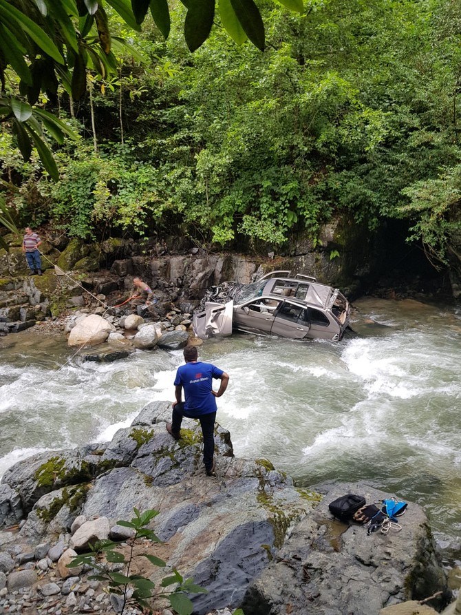rizede-otomobil-dereye-yuvarlandi-1-olu,-1-yarali-(2).jpg