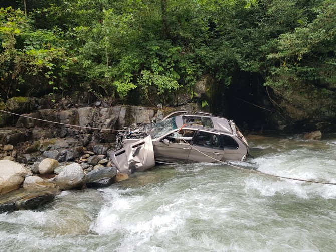 rizede-otomobil-dereye-yuvarlandi-1-olu,-1-yarali-(3).jpg
