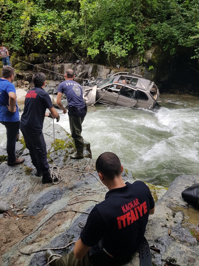 rizede-otomobil-dereye-yuvarlandi-1-olu,-1-yarali-(4).jpg