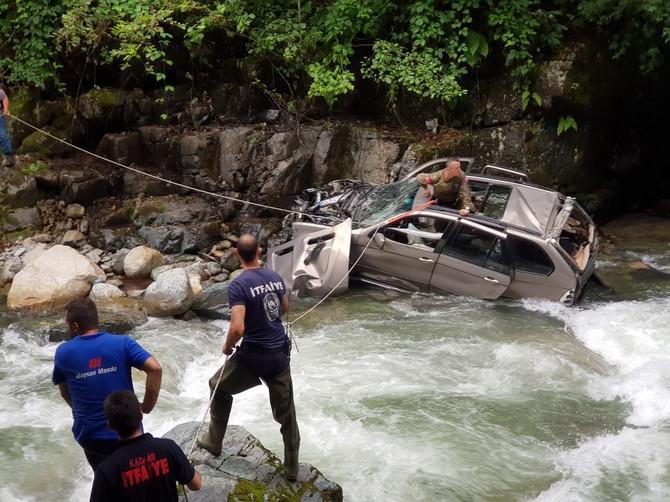 rizede-otomobil-dereye-yuvarlandi-1-olu,-1-yarali-(5).jpg