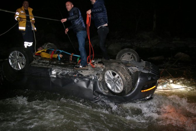 rizede-otomobil-dereye-yuvarlandi-1-olu,-3-yarali-(1).jpg
