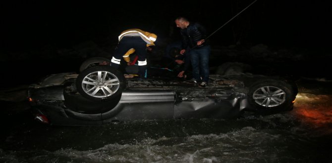 rizede-otomobil-dereye-yuvarlandi-1-olu,-3-yarali-(2).jpg