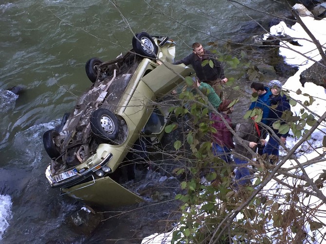 rizede-otomobil-dereye-yuvarlandi-2-yarali-(5).jpg