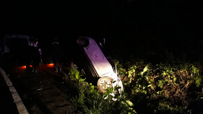 rizede-otomobil-sarampole-devrildi-1-olu,-2-yarali.jpg