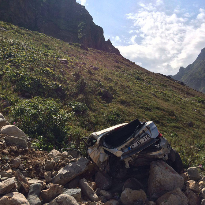 rizede-otomobil-ucuruma-yuvarlandi-1-olu,-1-yarali-1.jpg rizede-otomobil-ucuruma-yuvarlandi-1-olu,-1-yarali-1.jpg