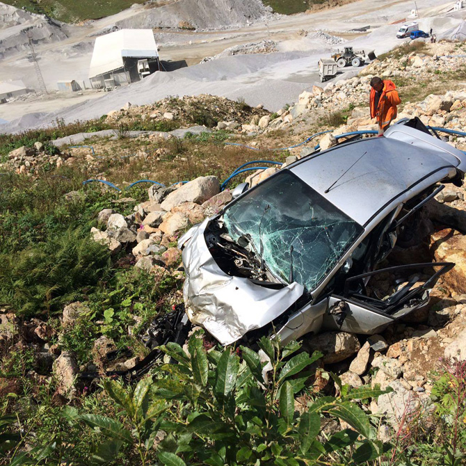 rizede-otomobil-ucuruma-yuvarlandi-1-olu,-1-yarali-2.jpg rizede-otomobil-ucuruma-yuvarlandi-1-olu,-1-yarali-2.jpg