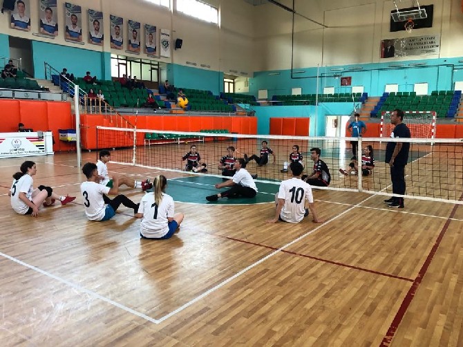rizede-oturarak-voleybol-turnuvasi-duzenlendi-(1).jpg