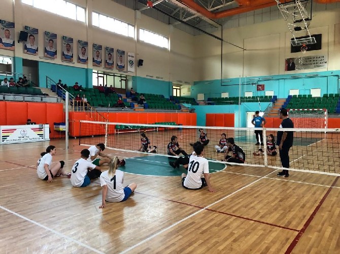 rizede-oturarak-voleybol-turnuvasi-duzenlendi-(2).jpg