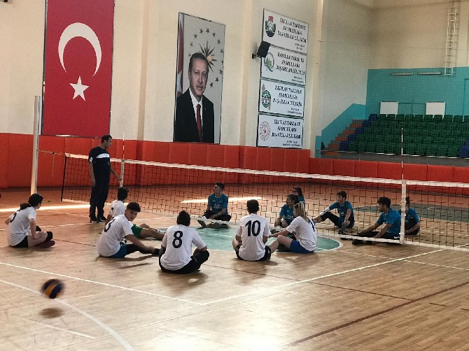 rizede-oturarak-voleybol-turnuvasi-duzenlendi-(3).jpg