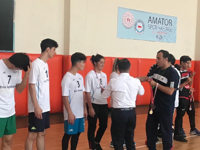 rizede-oturarak-voleybol-turnuvasi-duzenlendi-(6).jpg