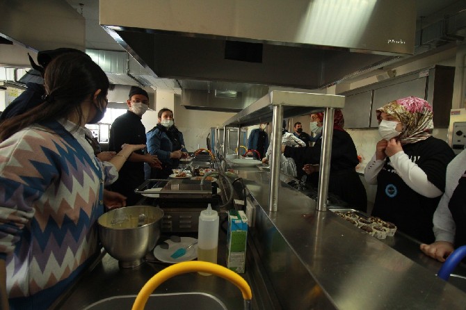 rizede-ozel-egitim-ogrencileri-ziyaret-ettikleri-ekrem-orhon-mesleki-ve-teknik-anadolu-lisesinde-eomtal-kendi-yemeklerini-kendileri-yapmanin-mutlulugunu-yasadi-1.jpg