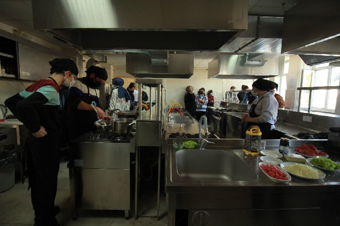 rizede-ozel-egitim-ogrencileri-ziyaret-ettikleri-ekrem-orhon-mesleki-ve-teknik-anadolu-lisesinde-eomtal-kendi-yemeklerini-kendileri-yapmanin-mutlulugunu-yasadi-2.jpg