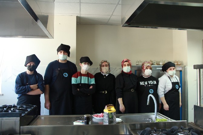 rizede-ozel-egitim-ogrencileri-ziyaret-ettikleri-ekrem-orhon-mesleki-ve-teknik-anadolu-lisesinde-eomtal-kendi-yemeklerini-kendileri-yapmanin-mutlulugunu-yasadi-3.jpg