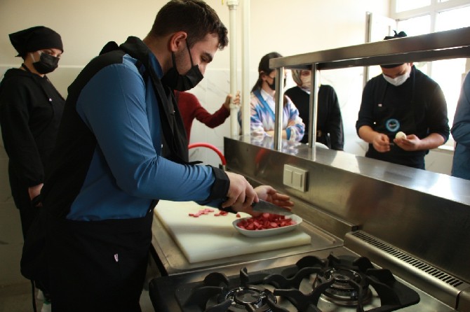 rizede-ozel-egitim-ogrencileri-ziyaret-ettikleri-ekrem-orhon-mesleki-ve-teknik-anadolu-lisesinde-eomtal-kendi-yemeklerini-kendileri-yapmanin-mutlulugunu-yasadi-4.jpg