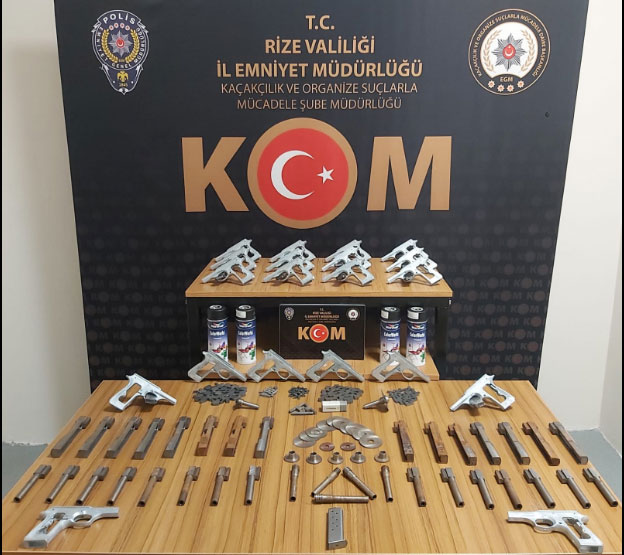 rizede-parcalar-halinde-20-ruhsatsiz-tabanca-ele-gecirildi.jpg
