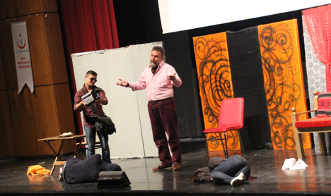 rizede-pembe-aslinda-siyahtir-tiyatro-oyunu-sahnelendi-1.jpg rizede-pembe-aslinda-siyahtir-tiyatro-oyunu-sahnelendi-1.jpg