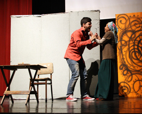 rizede-pembe-aslinda-siyahtir-tiyatro-oyunu-sahnelendi-3.jpg rizede-pembe-aslinda-siyahtir-tiyatro-oyunu-sahnelendi-3.jpg