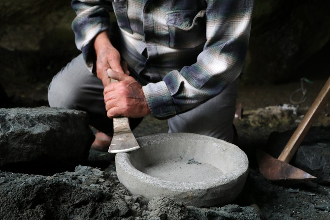 rizede-pileki-tasi-isleme-mesleginin-son-ustalarindan-mustafa-yilmaz-unutulmaya-yuz-tutmus-meslegi-icin-yeni-ustalar-yetistiriyor-4.jpg