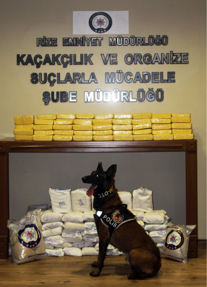 rizede-piyasa-degeri-12-milyon-turk-lirasi-olan198-kilo-eroin-ele-gecirildi-8-001.jpg