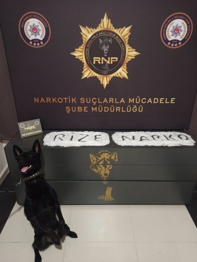 rizede-polis-ekiplerince-bir-aracta-yapilan-aramada-zulalanmis-halde-1-kilo-700-gram-metamfetamin-ele-gecirilirken-olayla-ilgili-gozaltina-alinan-sahis-cikarildigi-mahkemece-tutuklandi-2-001.jpg