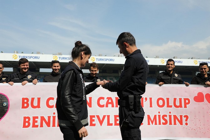 rizede-polis-haftasi-etkinliginde-evlenme-teklifi-(5).jpg