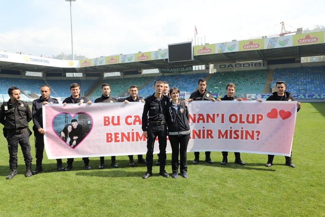 rizede-polis-haftasi-etkinliginde-evlenme-teklifi-(7).jpg