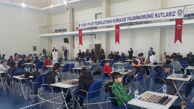 rizede-polis-haftasi-nedeniyle-satranc-turnuvasi-duzenlendi-(1).jpg