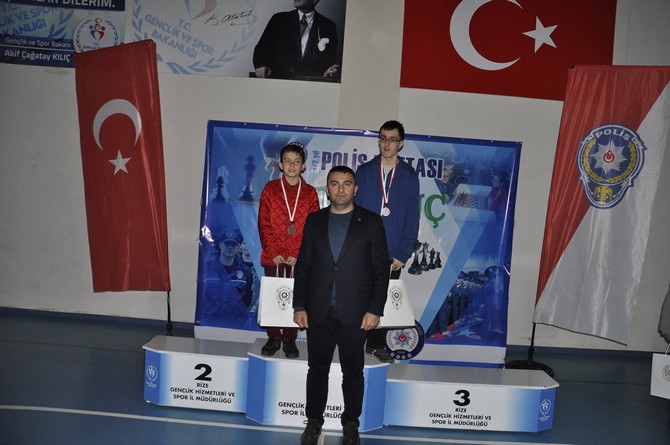 rizede-polis-haftasi-nedeniyle-satranc-turnuvasi-duzenlendi-(8).jpg