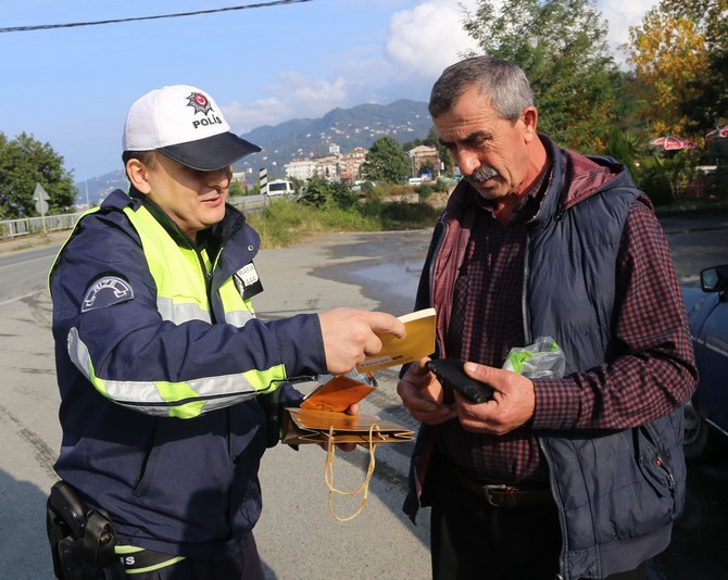 rizede-polisler-ceza-yazmak-yerine-kitap-hediye-etti-(5).jpg