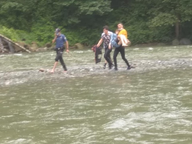 rizede-rafting-botundan-duserek-akintiya-kapilan-kizin-imdadina-polis-yetisti-3.jpg
