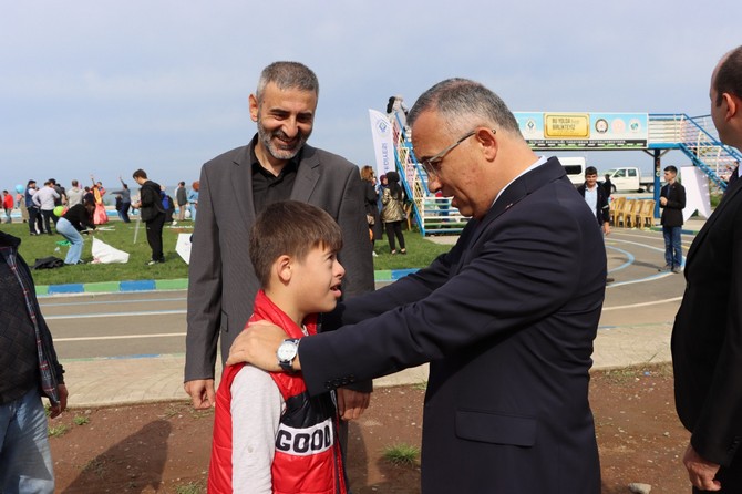 rizede-rize-belediyesi-ile-rize-engelsiz-yasam-dernegi-tarafindan-engelsiz-hayatim-ucurtma-senligi-duzenlendi-senlikte-ozel-cocuklar-doyasiya-eglendi-15.jpg